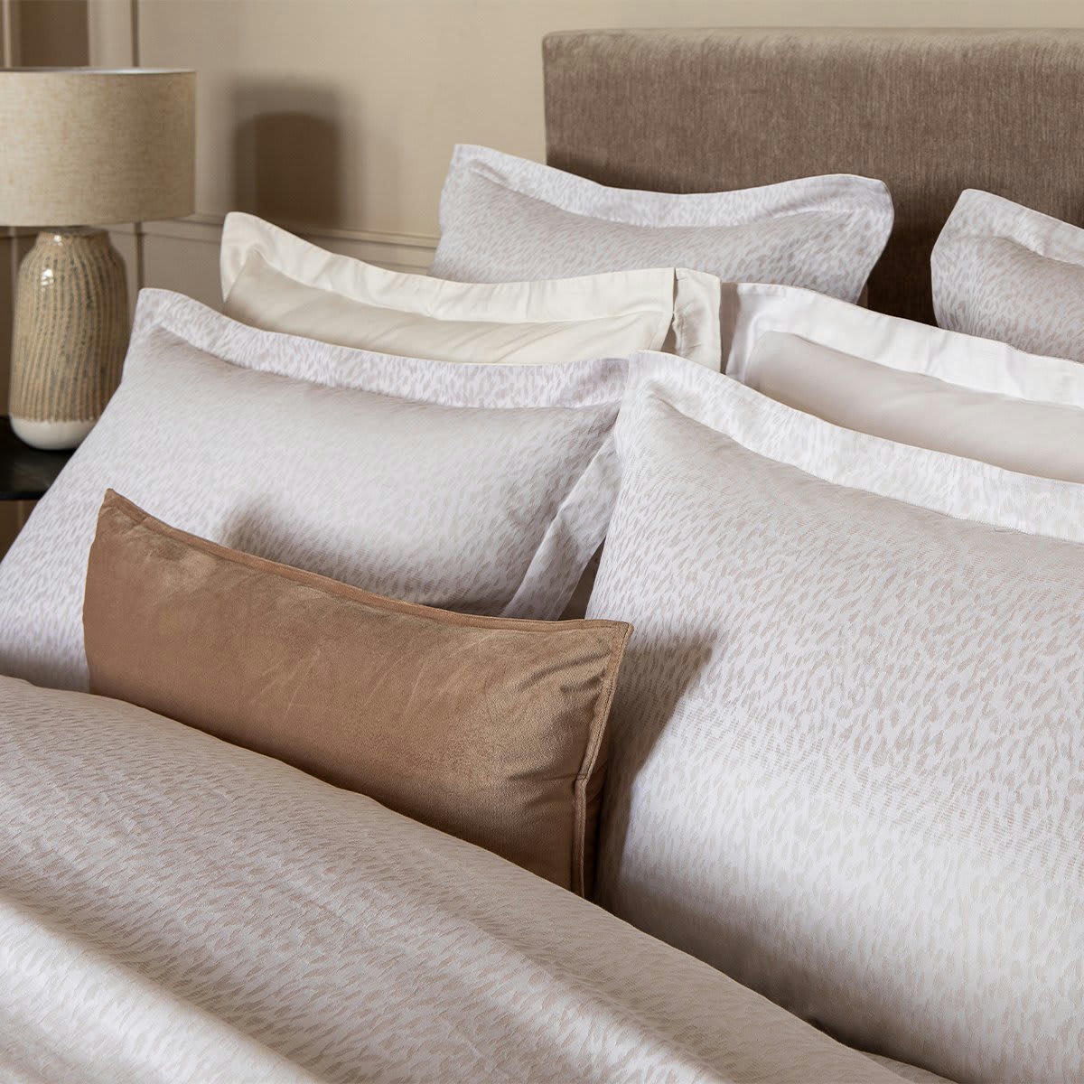 CARACTÈRE - Taie d'oreiller satin beige 65x65 cm