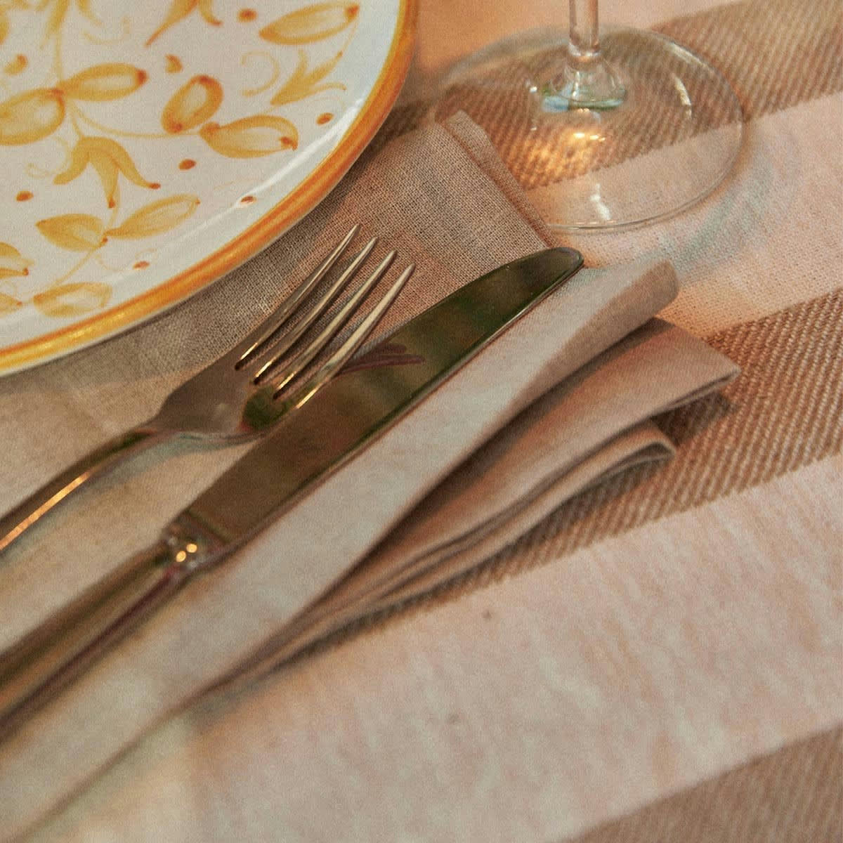 LES ESSENTIELS - Serviette en lin lavé beige foncé 45x45