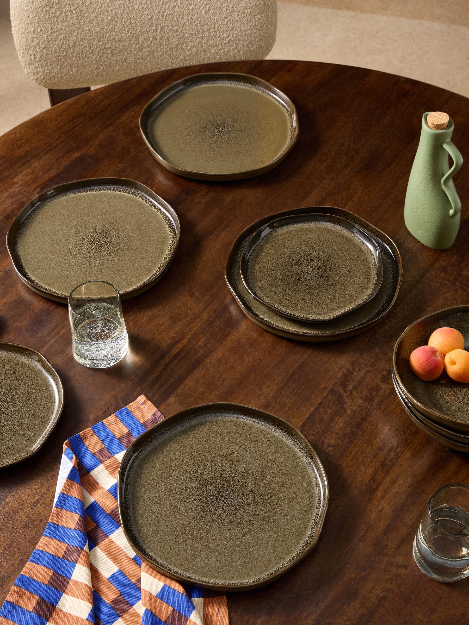 Set of 4 Vinnie Dinner Plates in Brown