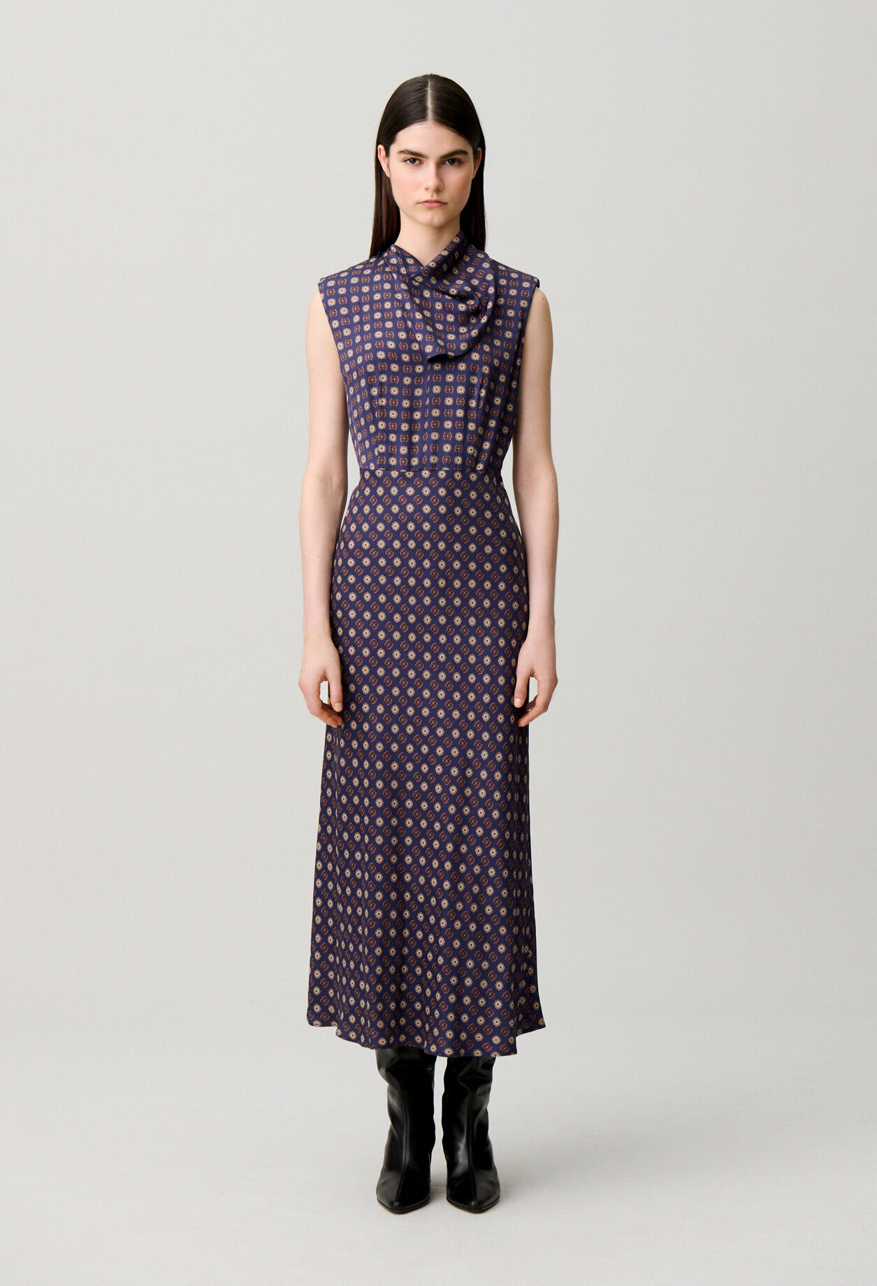 Robe fluide col foulard