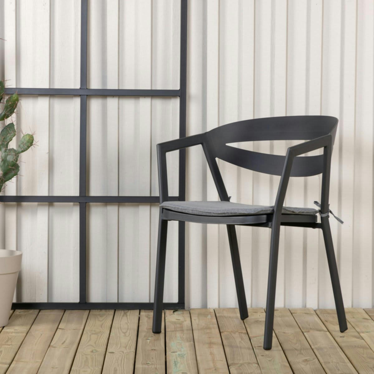 SOLILA - Chaise de jardin moderne en métal avec coussin