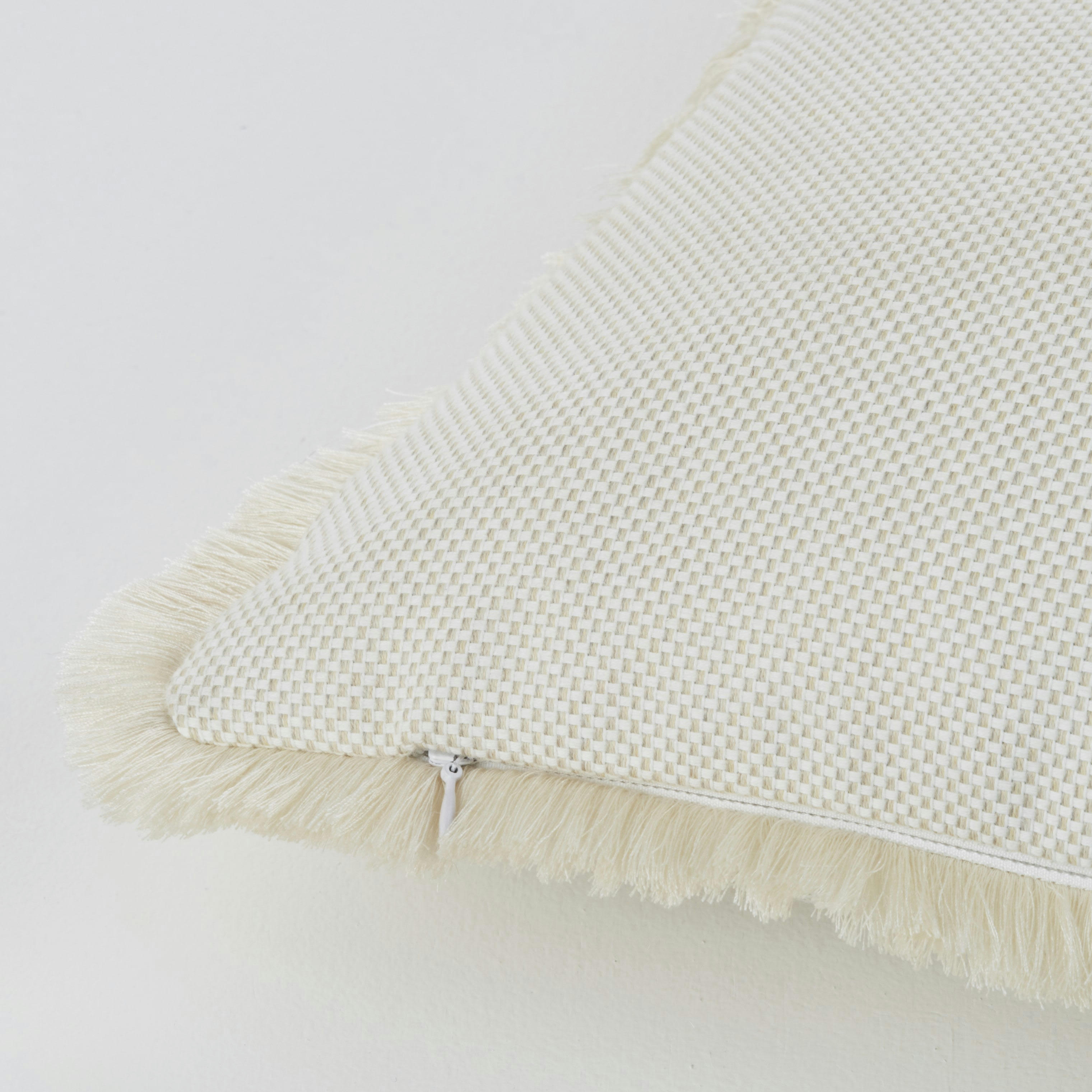 ASTREE - Coussin d'extérieur en polyester recyclé écru à franges 45x45