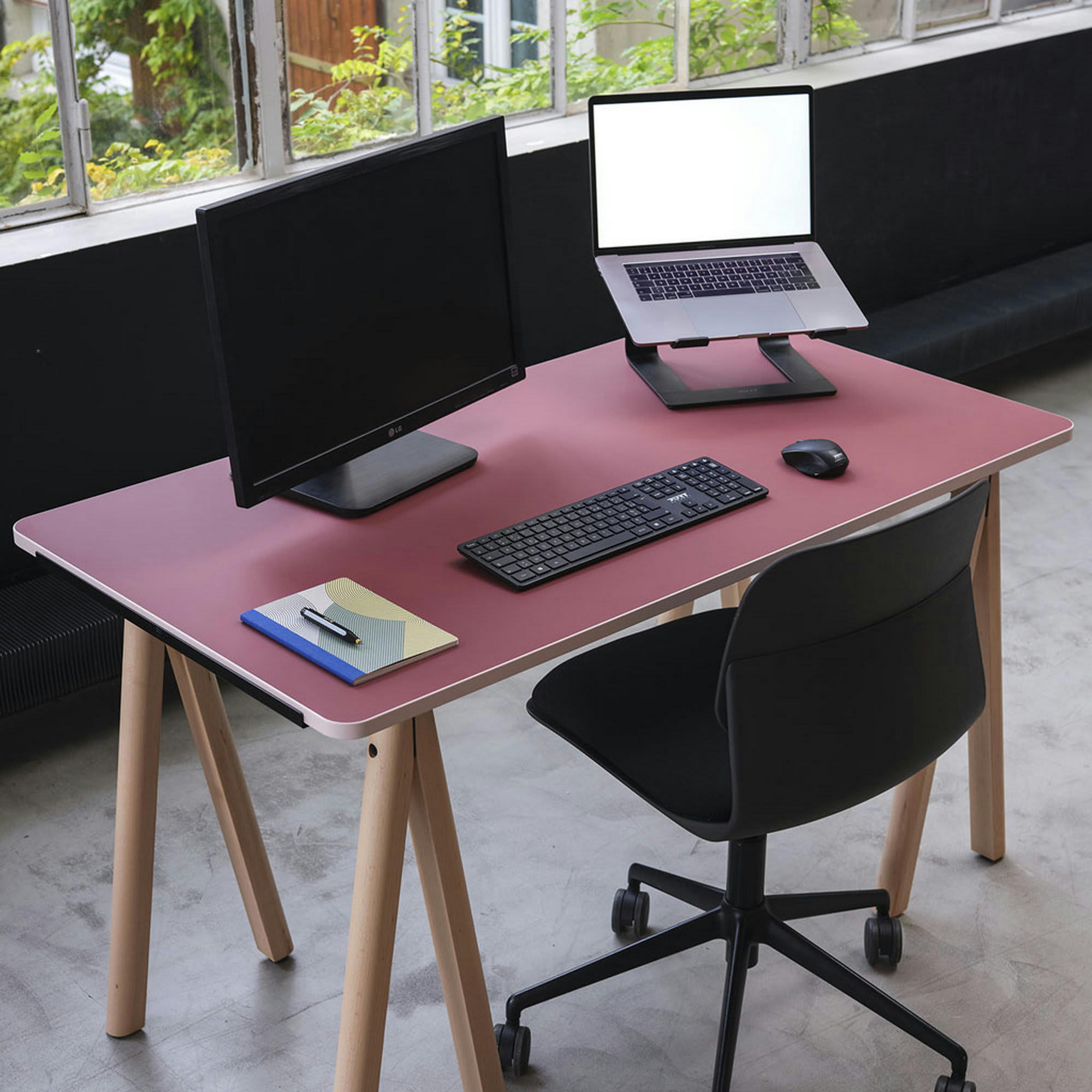 - Bureau démontable pieds en bois et plateau rouge 130x70cm