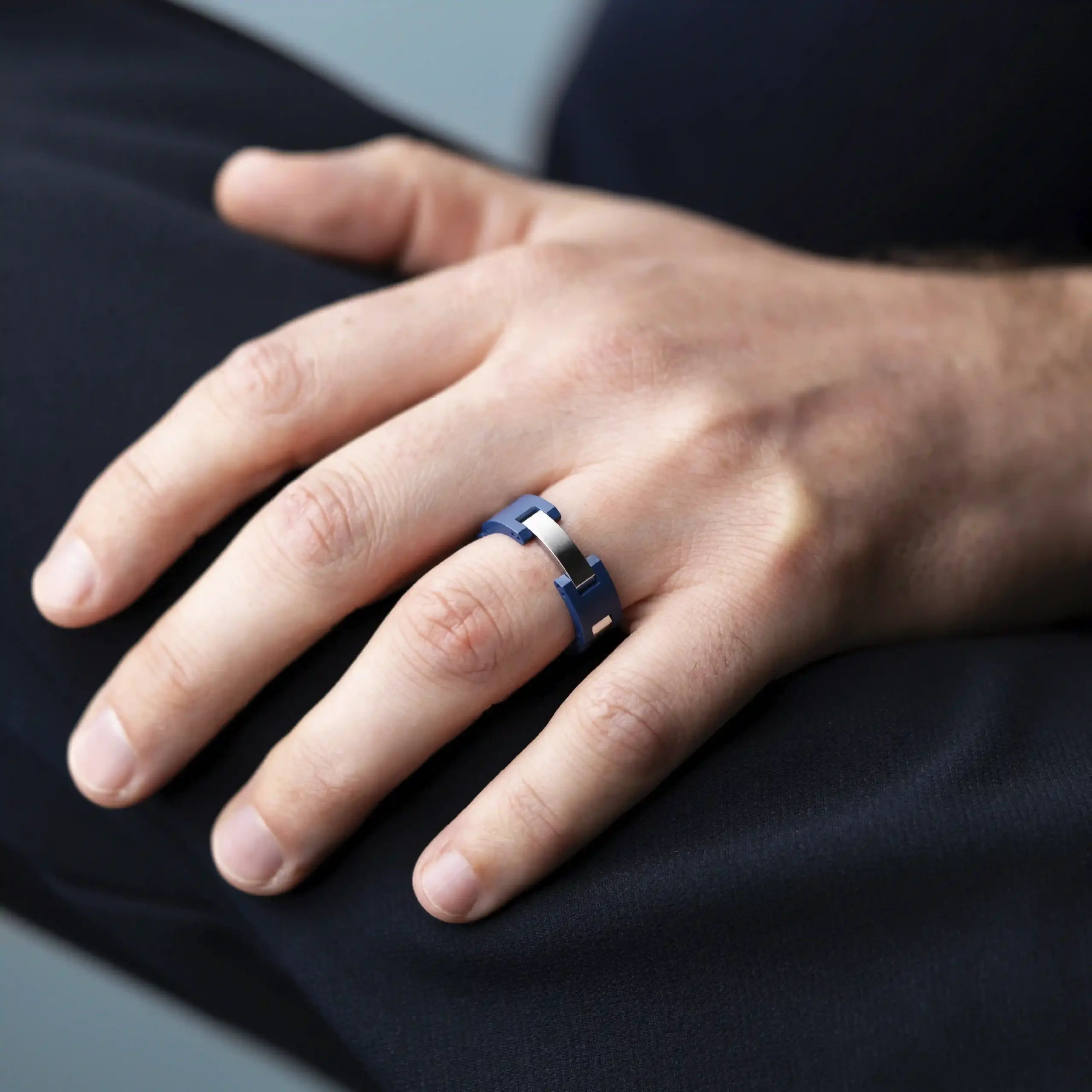 BAGUE CAP CAMARAT – ACIER & CÉRAMIQUE BLEUE