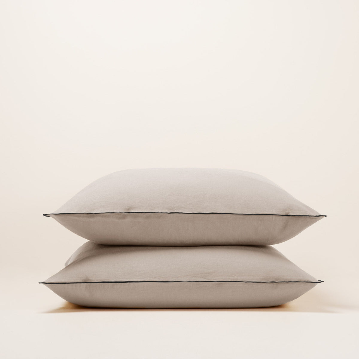 Madura Set van 2 kussenslopen Carlina snaar en zwarte hommel 65x65 cm