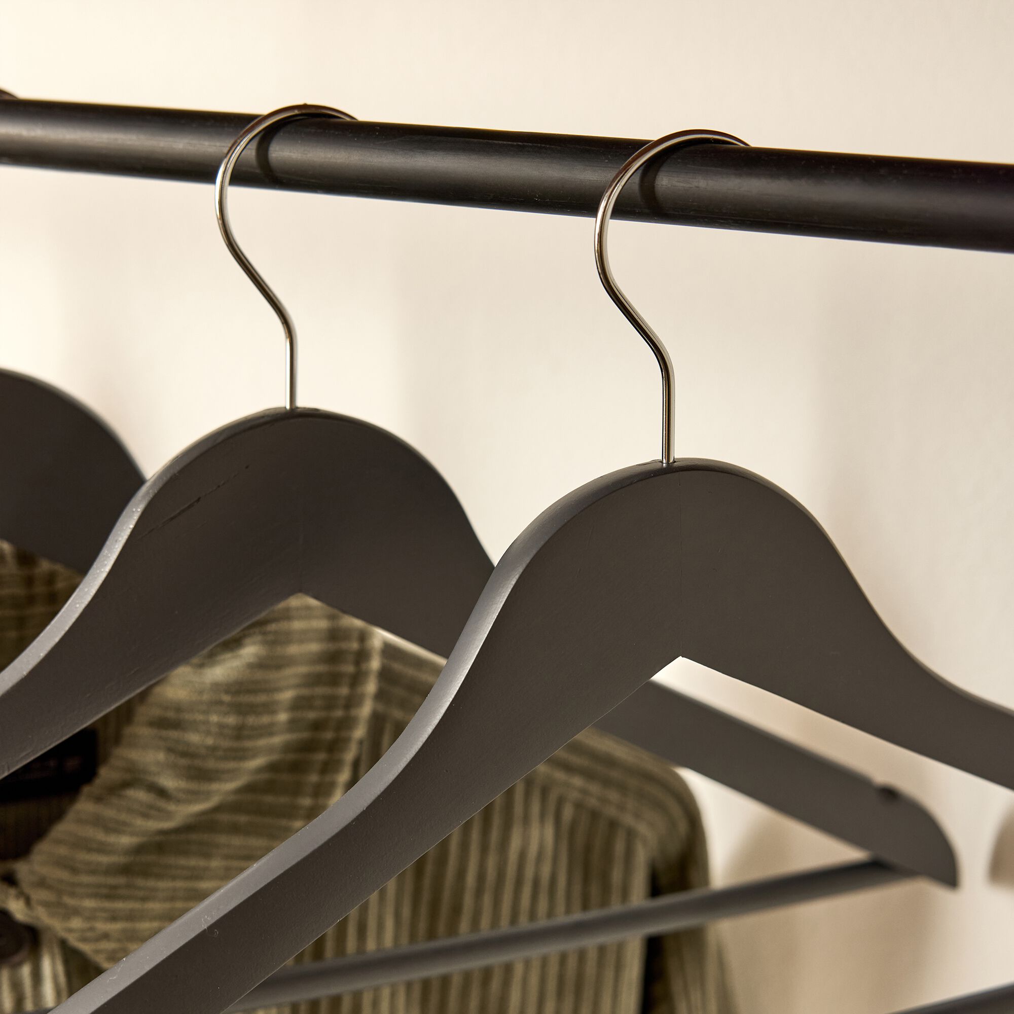 TAO - Lot de 5 cintres en bois - gris