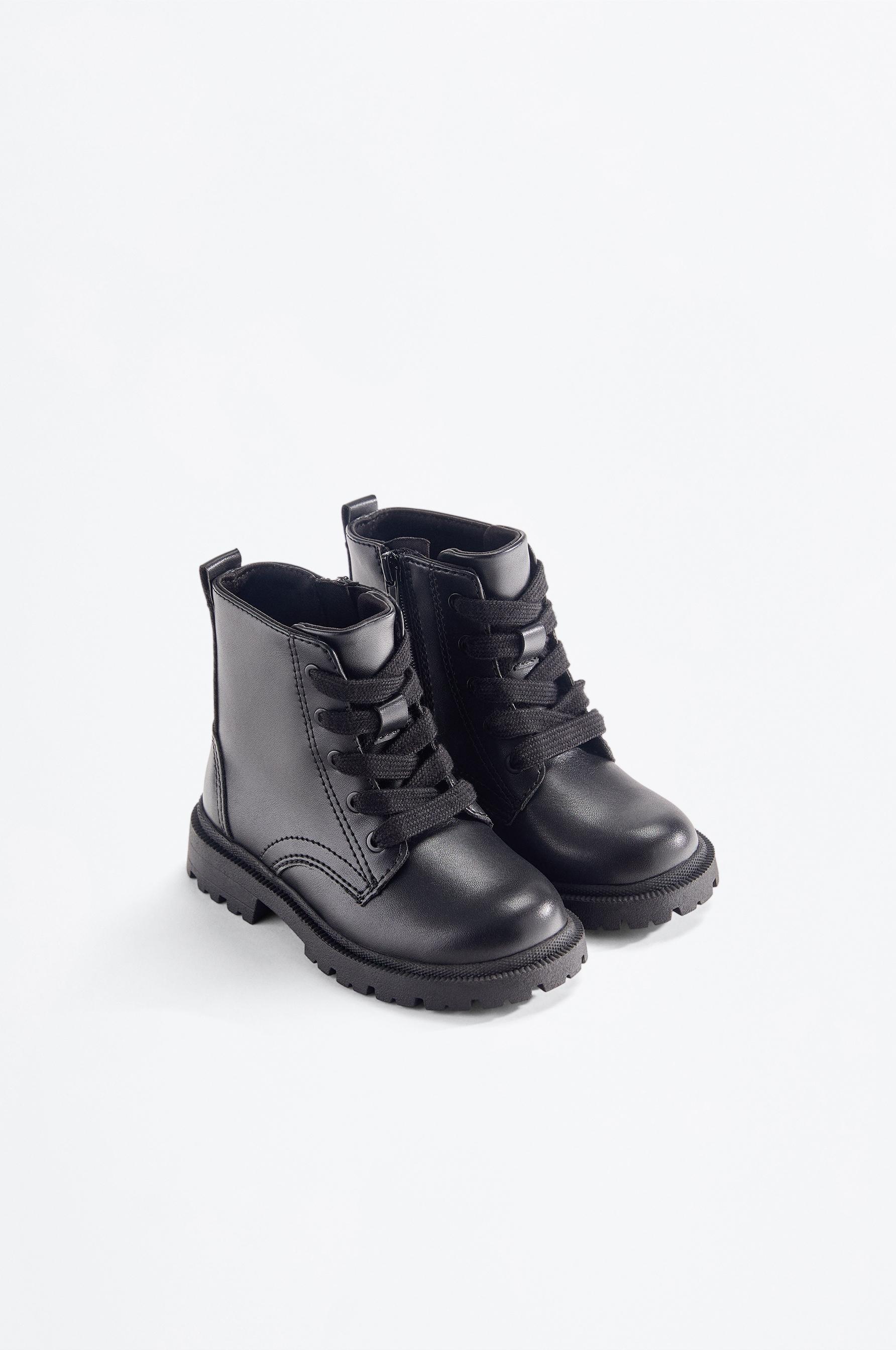 Bota acordonada