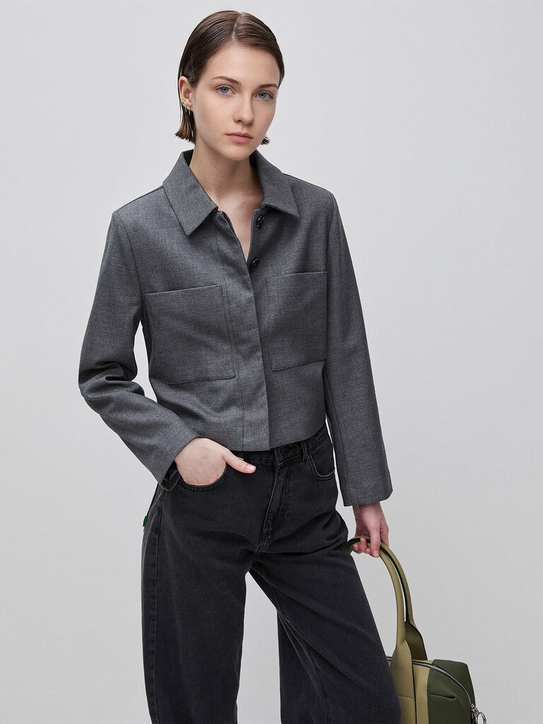 Short jacket with pockets