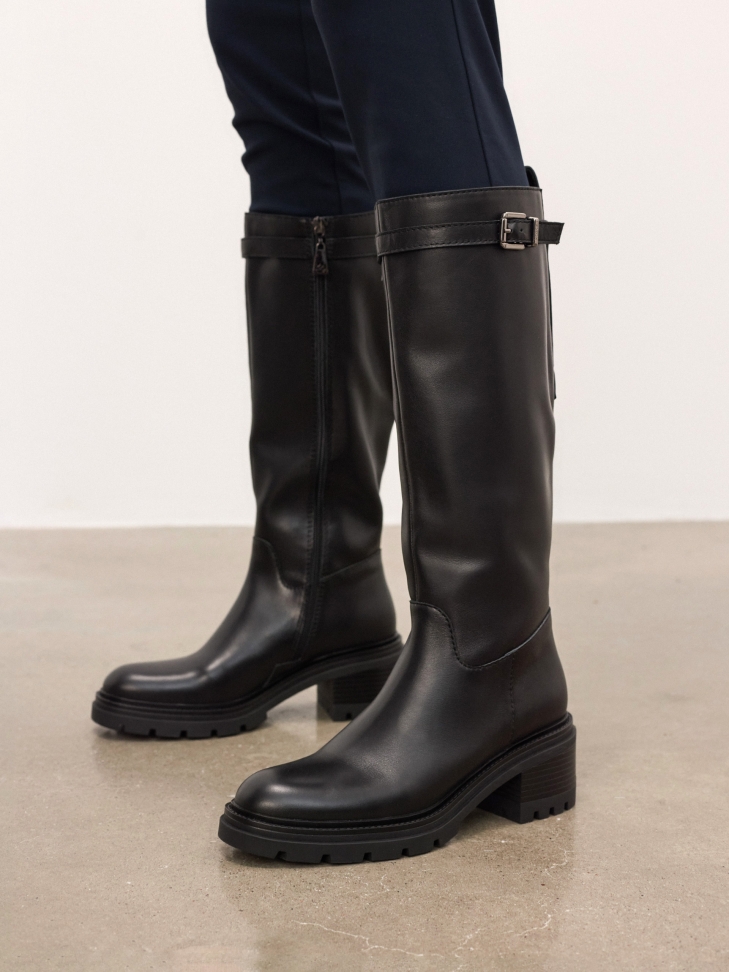 Leather boots with wide heels