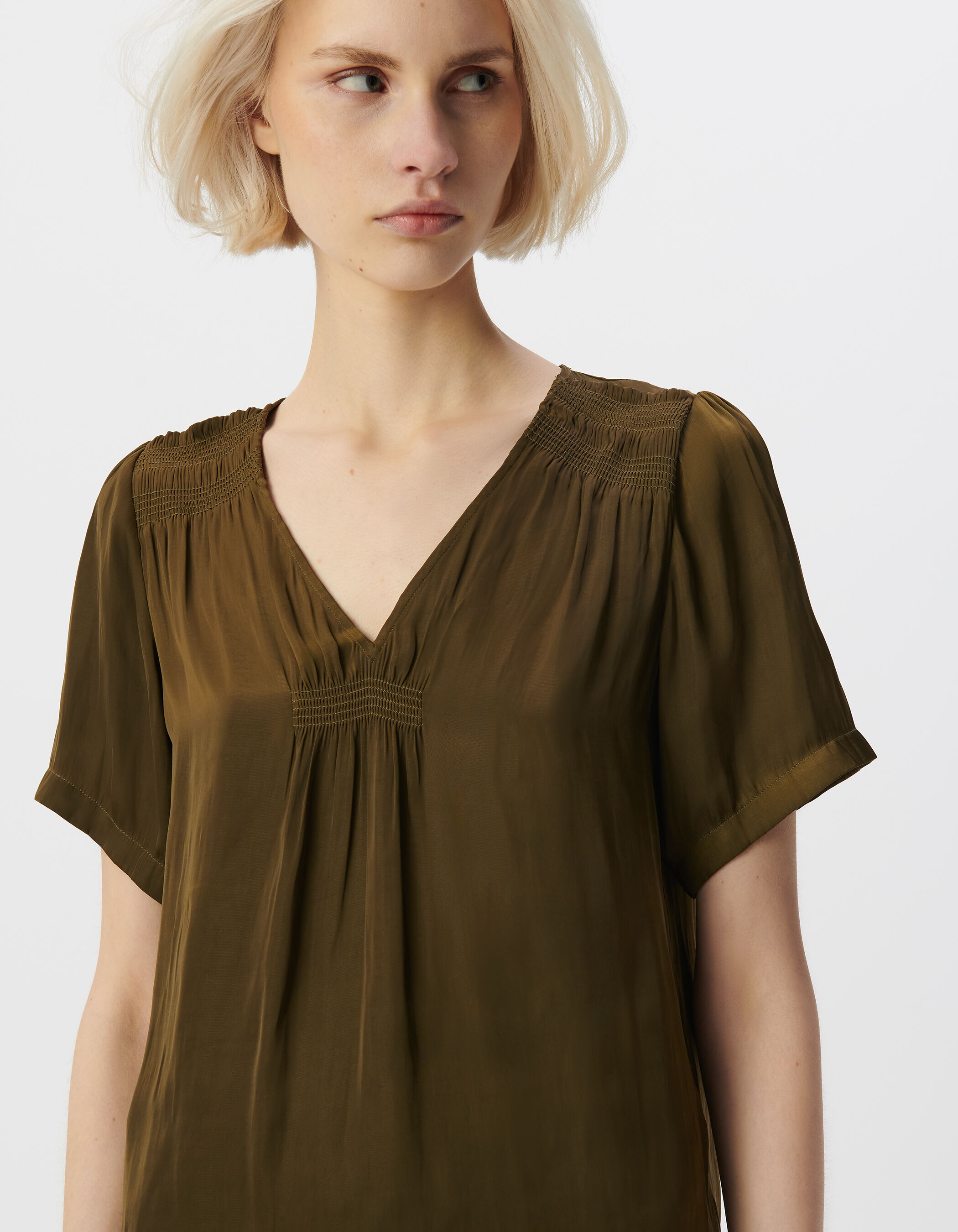 Top manches courtes kaki satiné détails smocks Femme