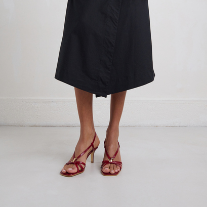 Sandales à talons et monogrammesen cuir brillant rouge carmin | VOMA