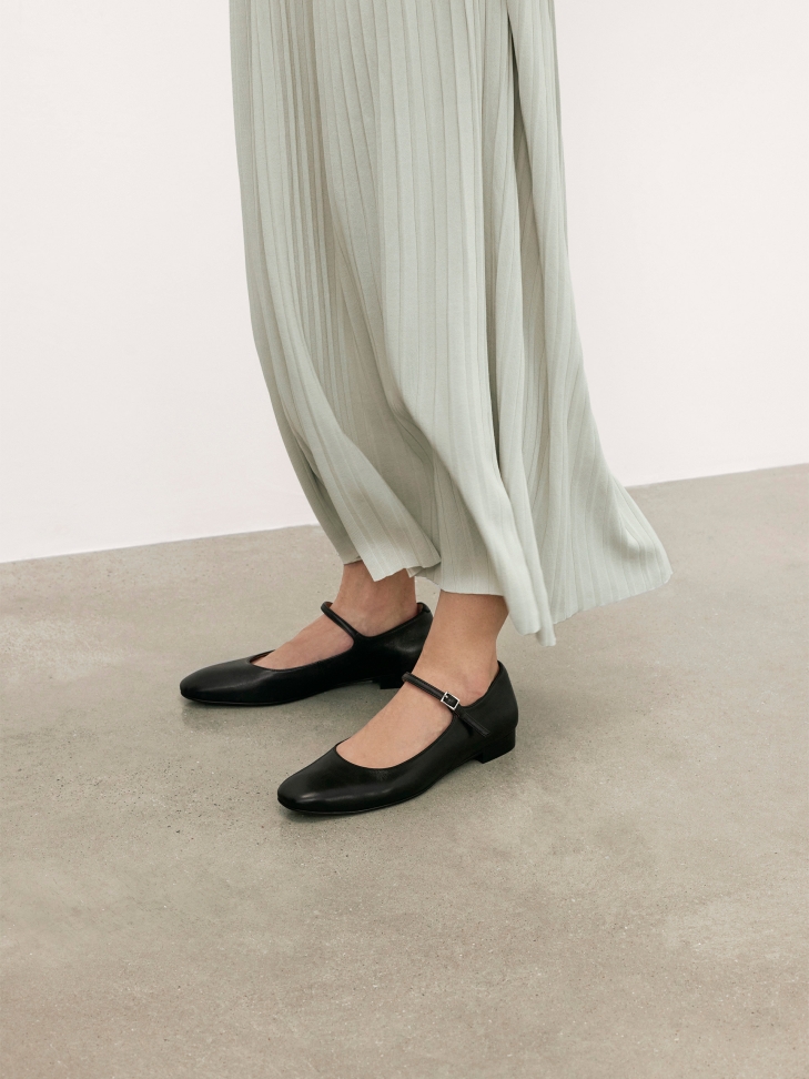 Black flat pumps with strap