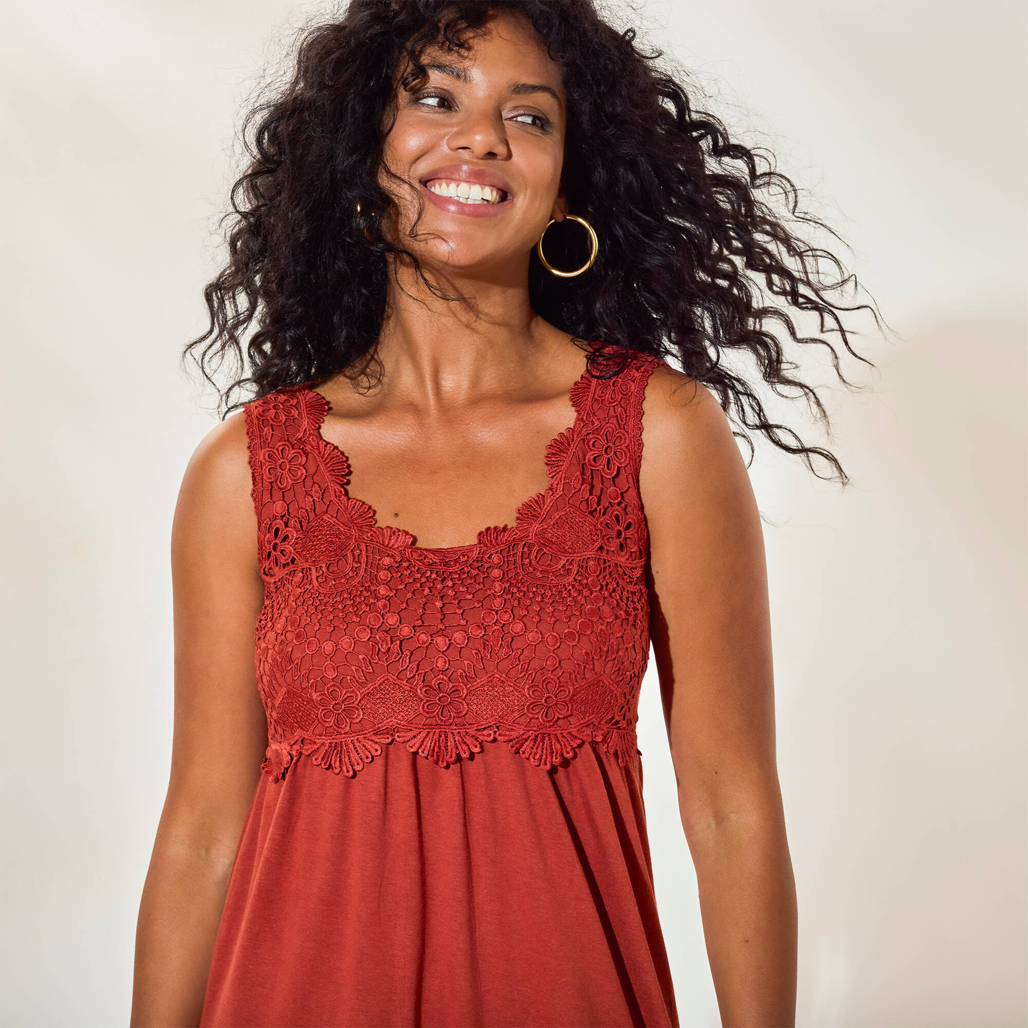 Robe à plastron macramé