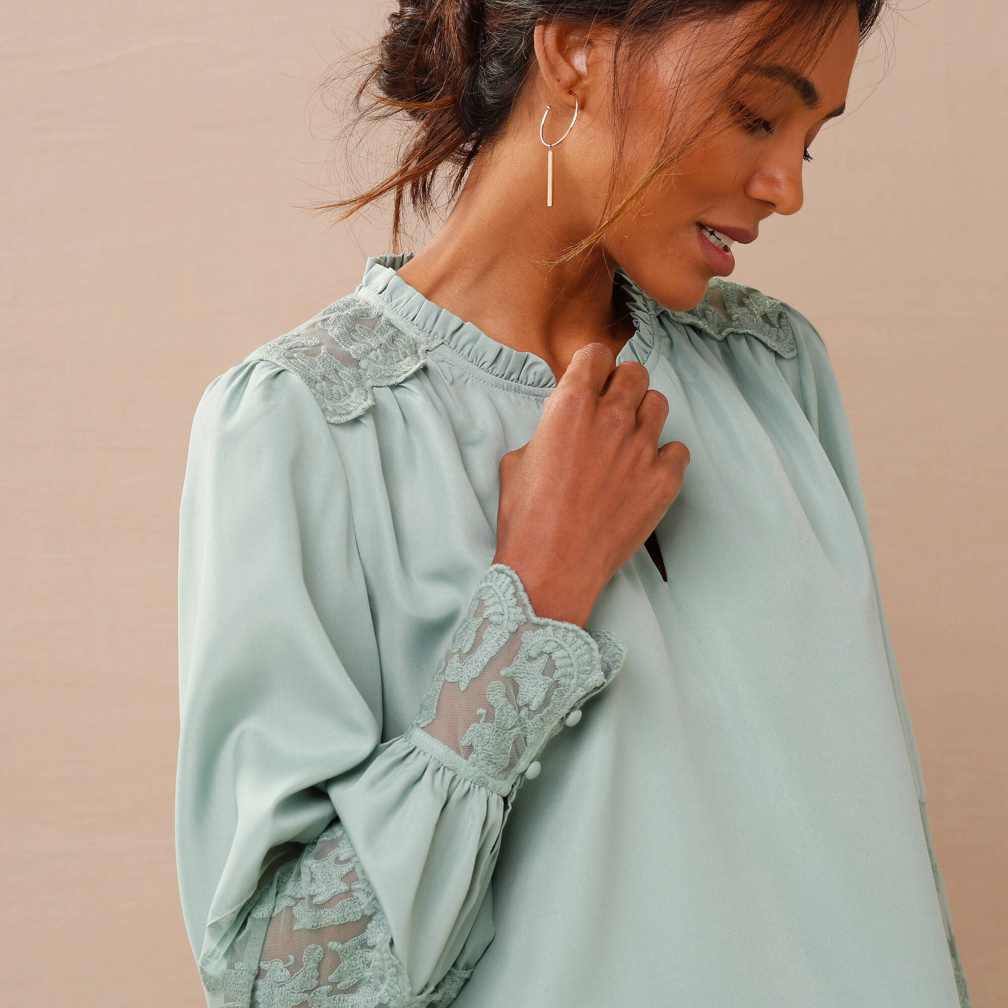Blouse dentelle manches longues blousantes