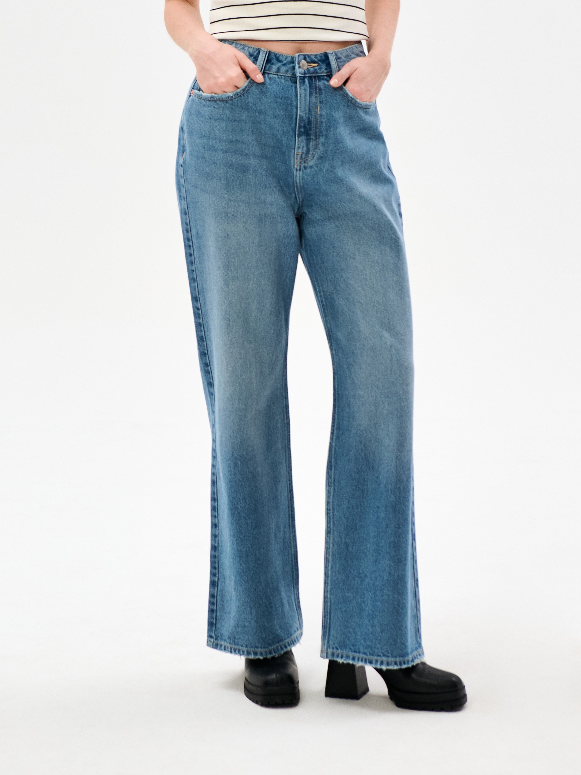 Jeansy wide leg z efektem sprania