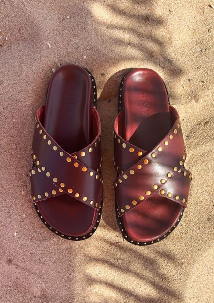 Rode slippers met goudkleurige studs