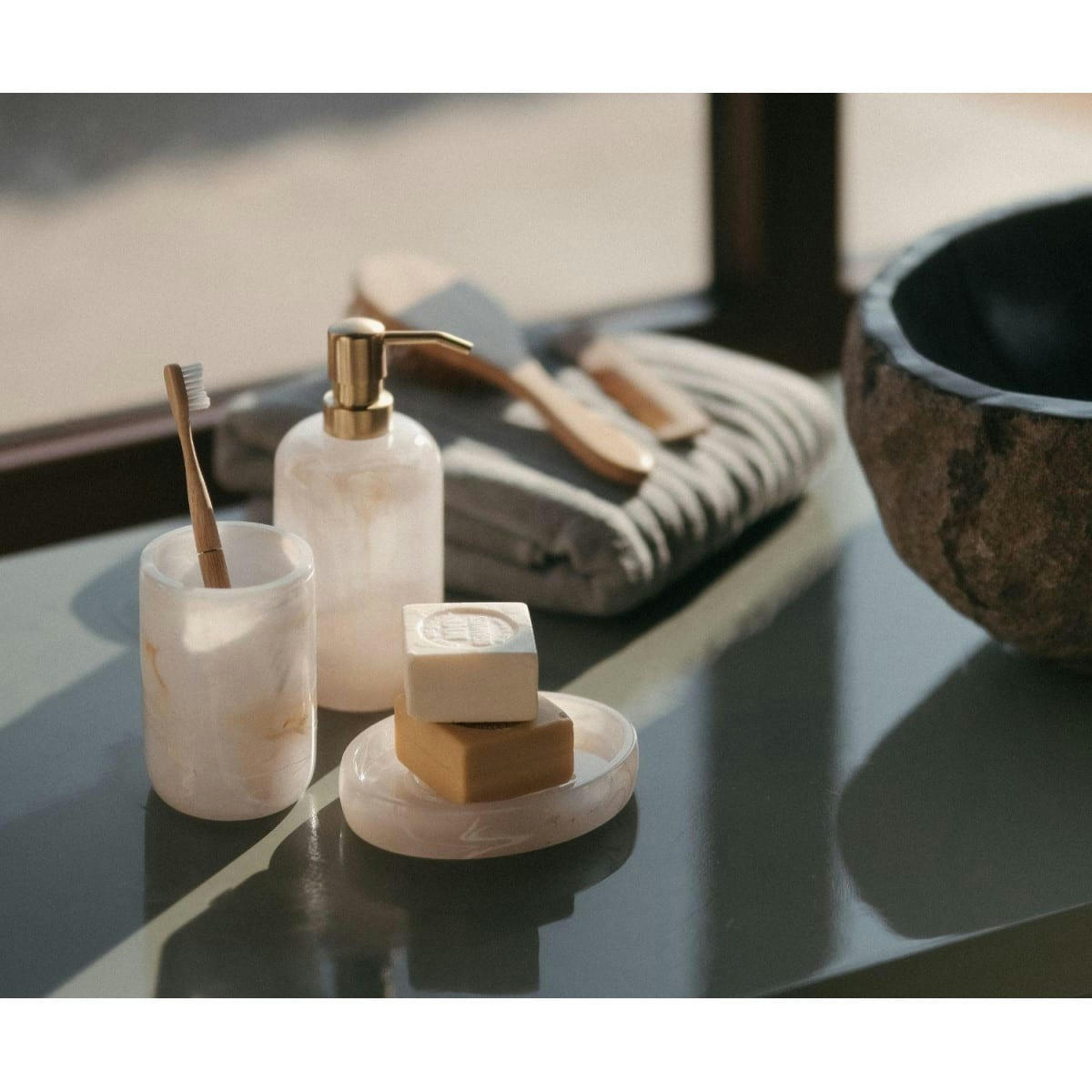 - Porte brosse à dents polyrésine effet nacre 8x8x11cm