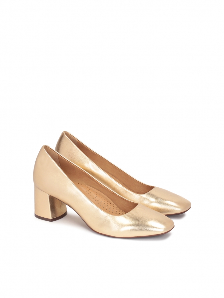 Gold pumps with comfort insole