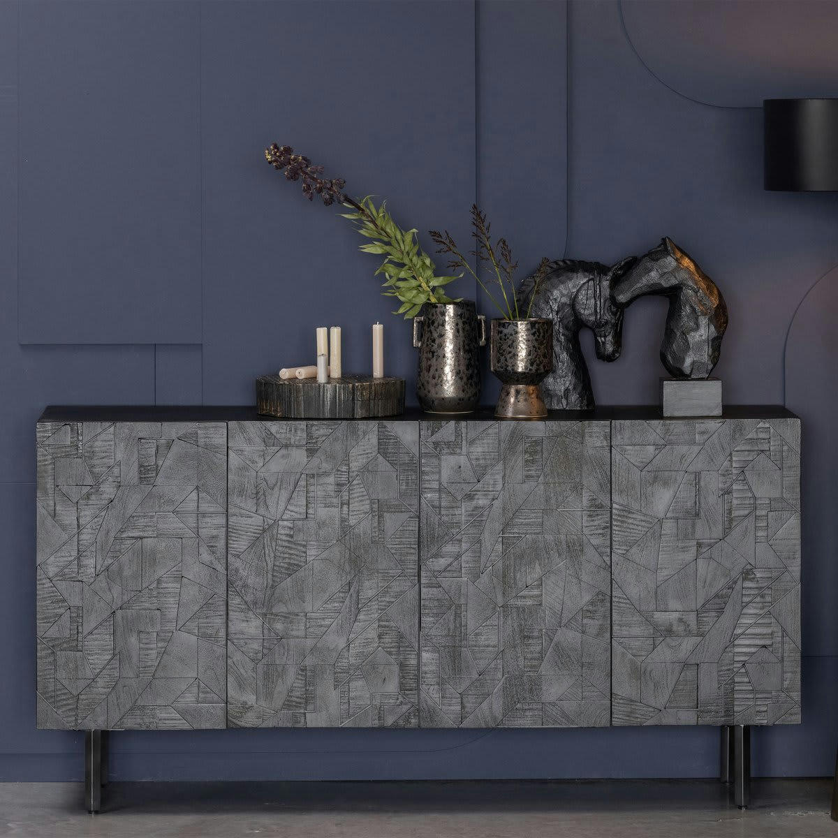 KOUKI - Buffet bas 4 portes sculptées en bois et métal noir