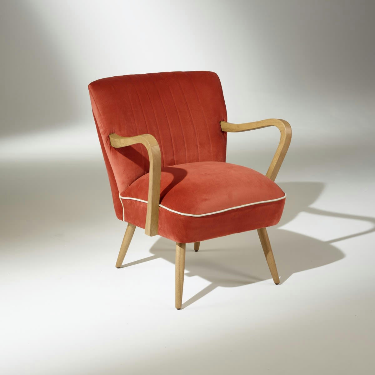 SIXTY - Fauteuil vintage à accoudoirs en chêne et velours brique