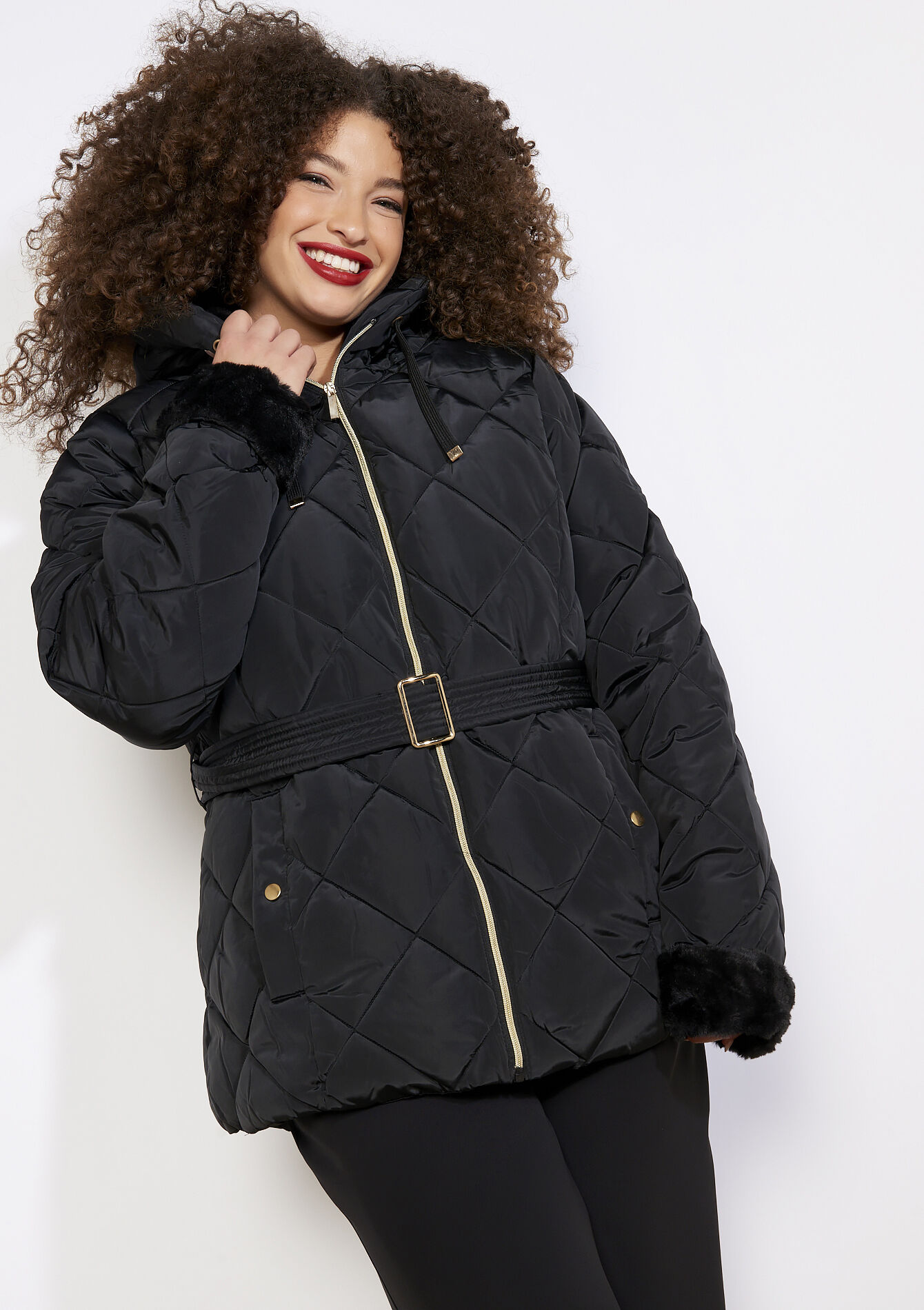 Korte gewatteerde jas met ceintuur