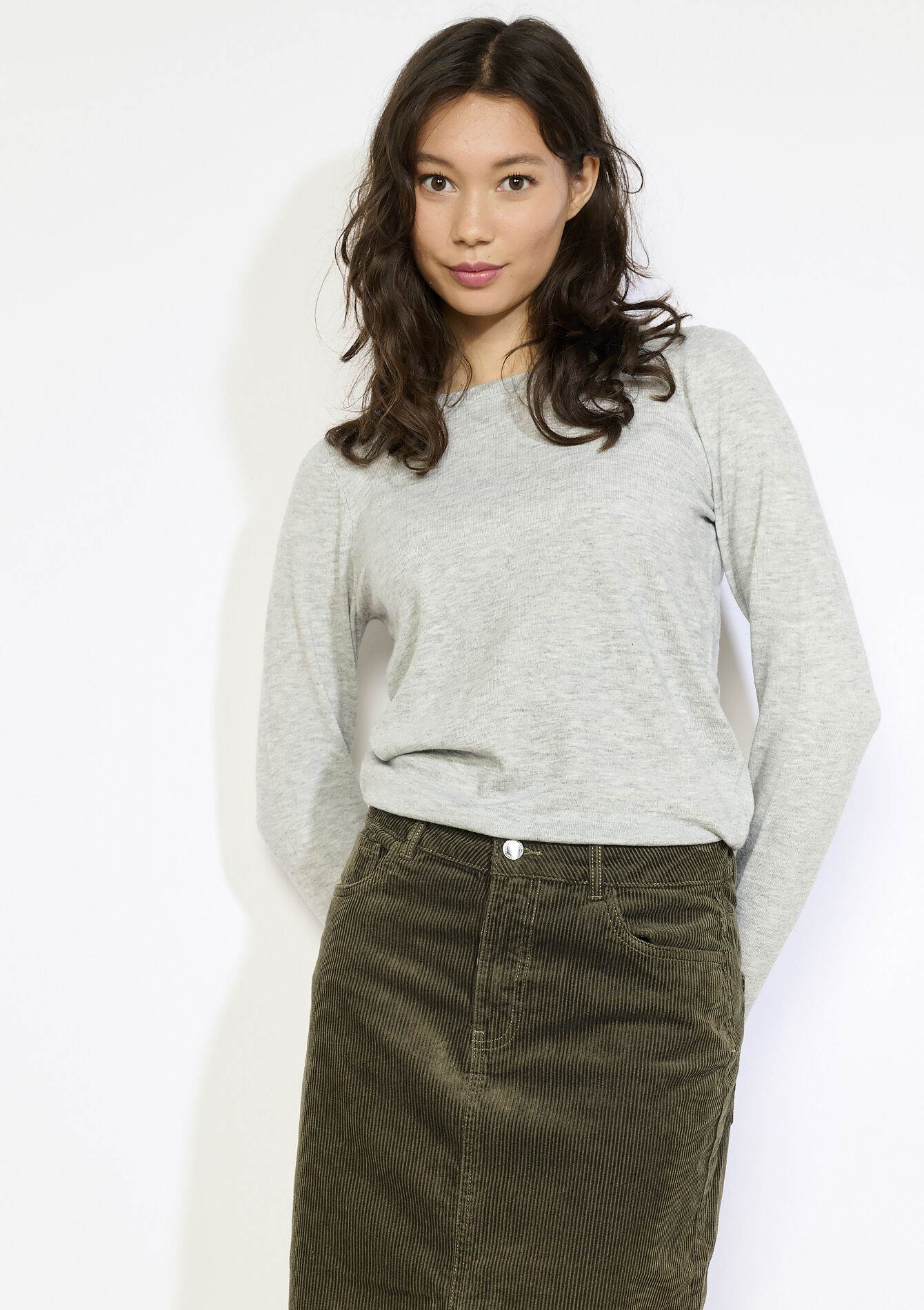 Fijngebreide trui met knopen