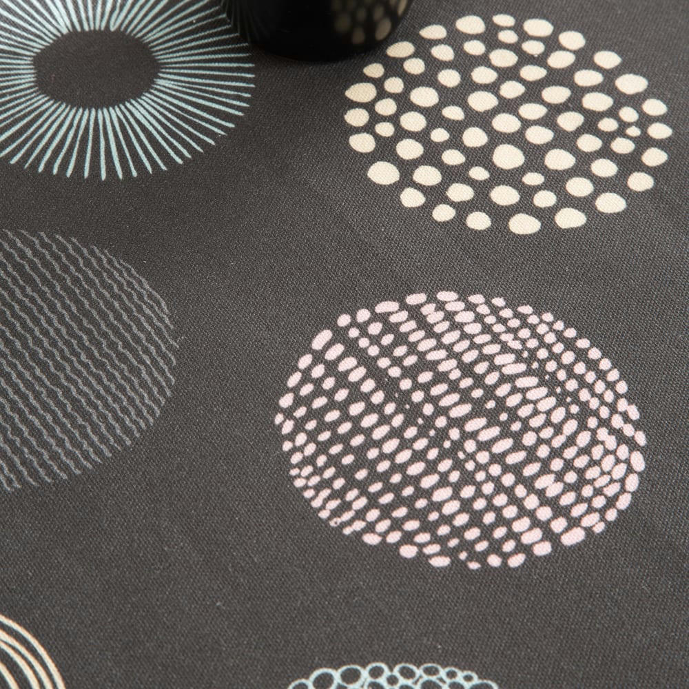 NILO CHOCOLATE - Nappe imprimée noir avec traitement anti-taches en coton 140x140 cm