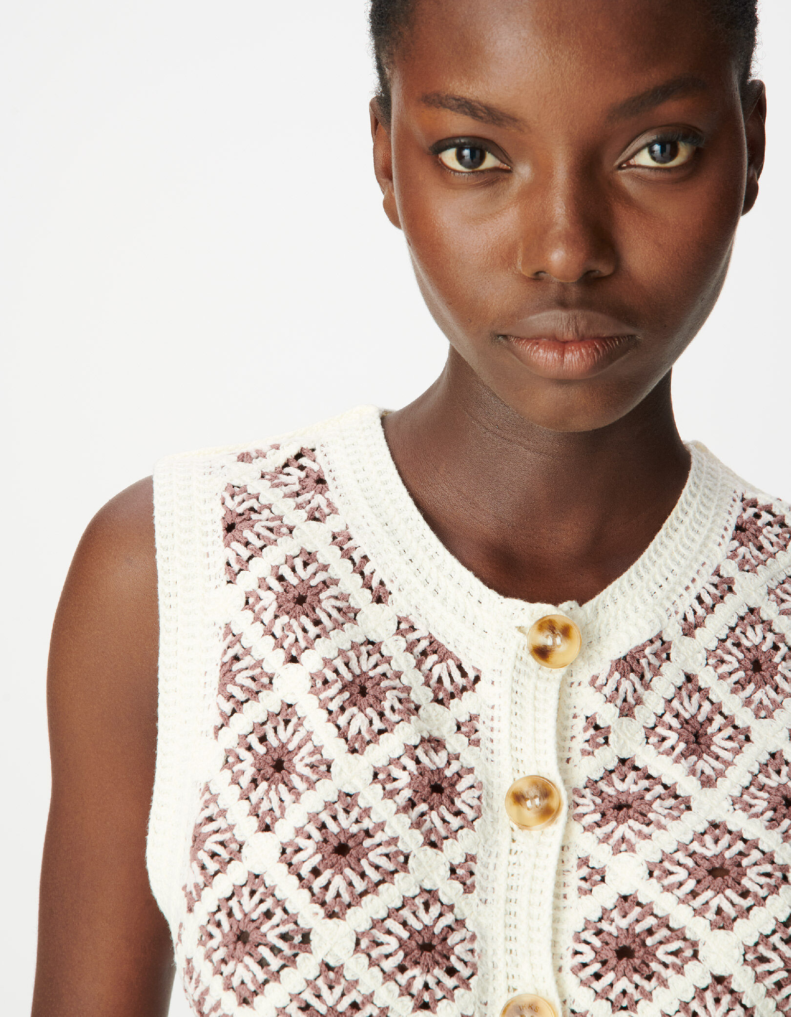 Cardigan sans manches écru tricot façon crochet Femme