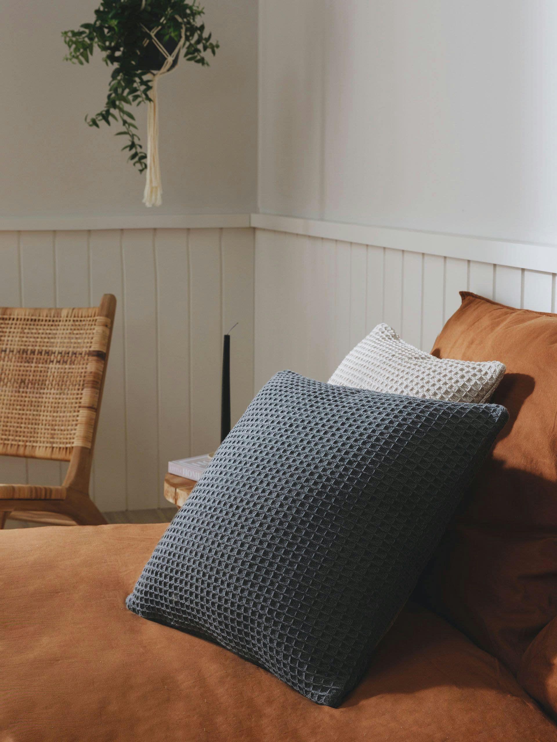 AMALIA - Housse de coussin gris foncé 45x45