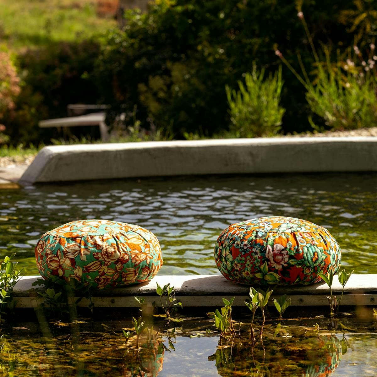 NILA - Coussin de méditation en coton imprimé fleuri orange