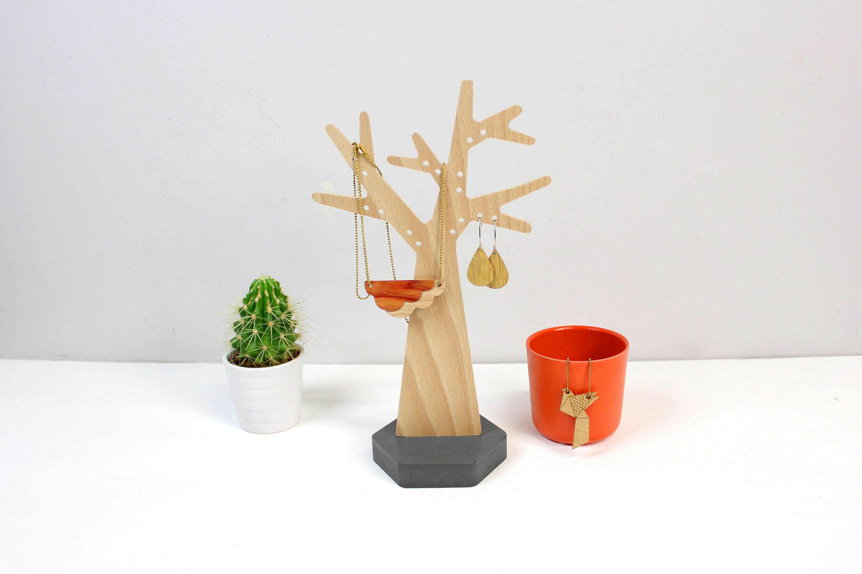 - Arbre à boucles d'oreilles