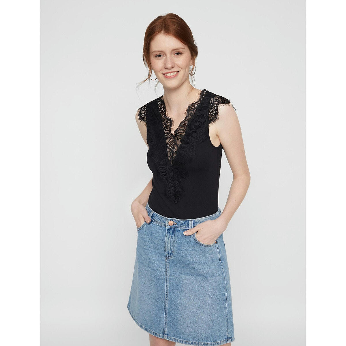 Tshirt sans manches, col v, dentelle buste