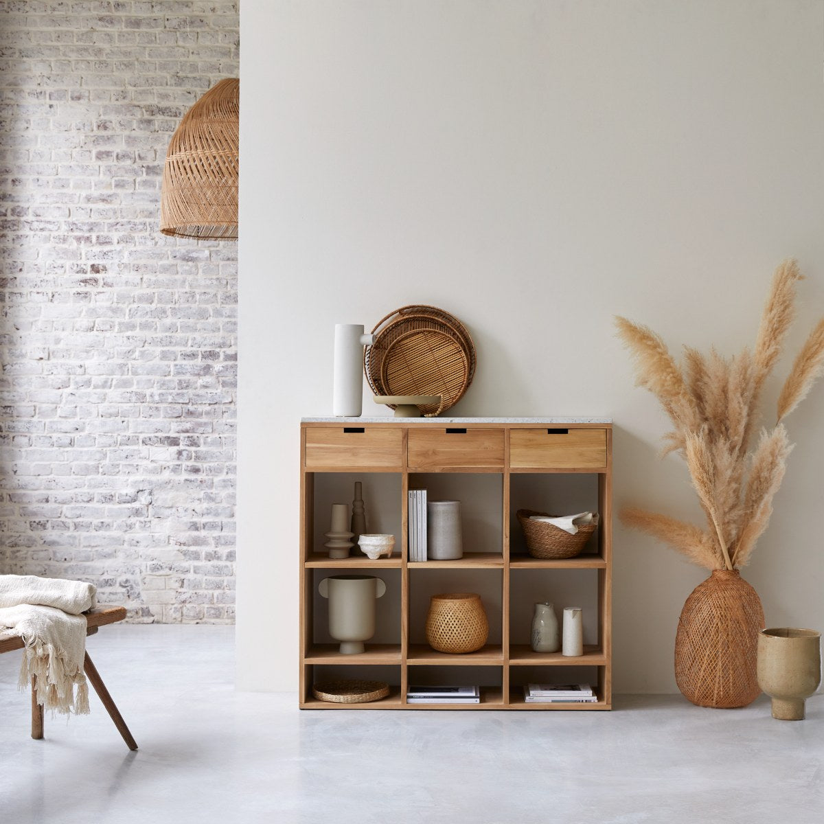 Tikamoon - Miho - Lage boekenkast van teak en premium terrazzo White