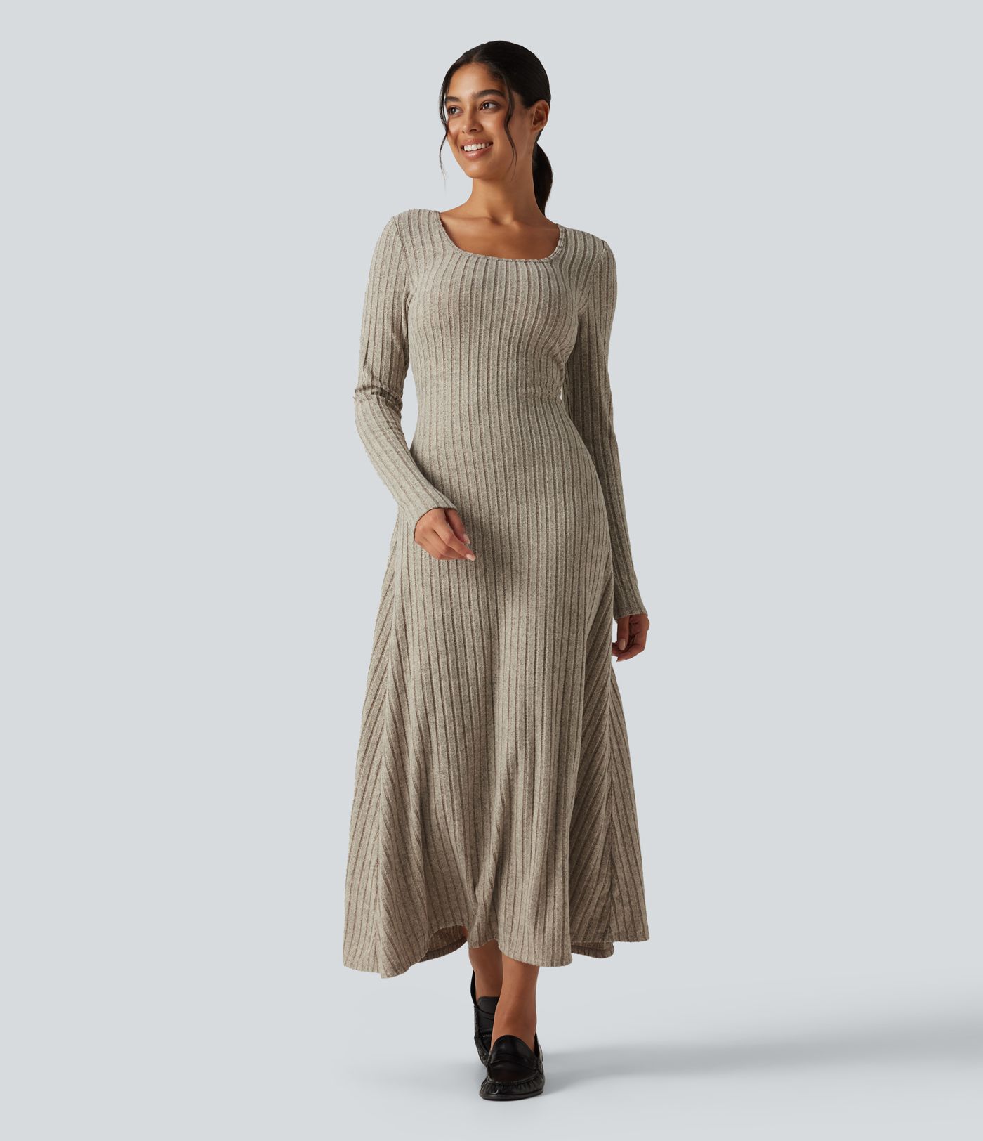 Robe midi en maille côtelée à encolure en U, manches longues et coupe trapèze
