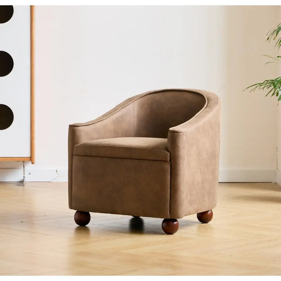 Fauteuil van massief hout en bruin stof