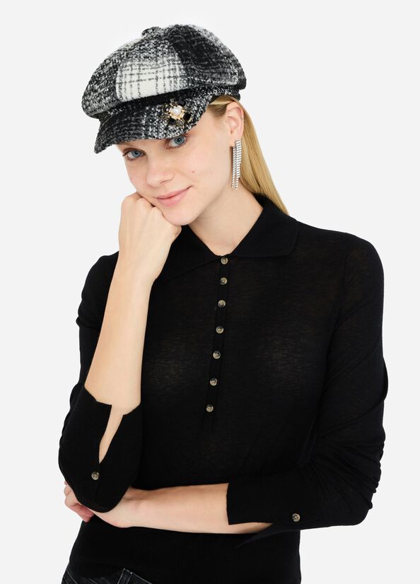 Cappello check con spilla