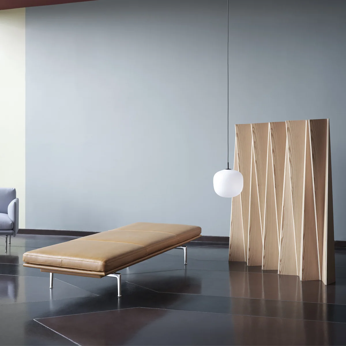 Muuto - Outline Daybed, schwarz / Refine Leder cognac