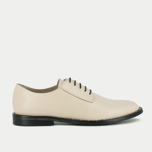 Derbies en cuir beigeavec semelle cloutée | DIANTHO