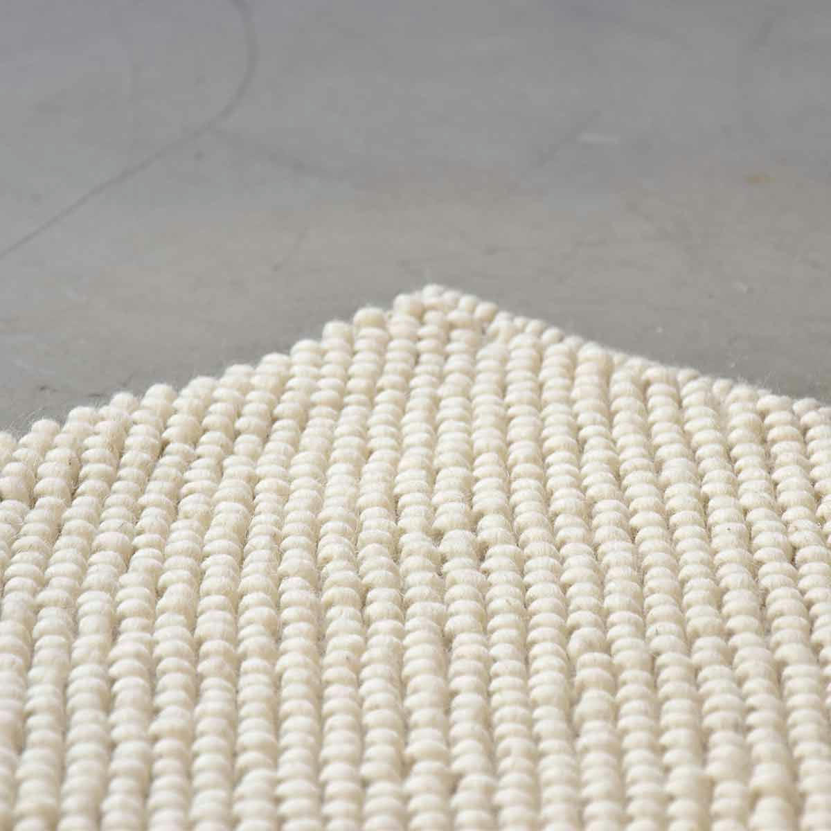 - Tapis en laine bouclée tissé main