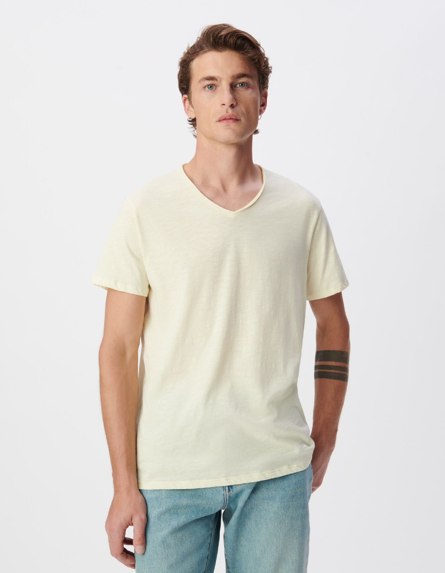 T-shirt encolure V jaune coton bio flammé Homme