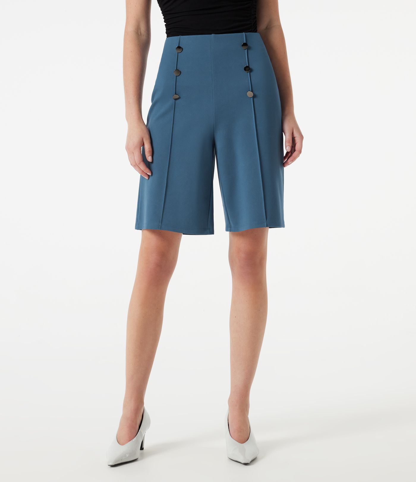 Short tailleur baggy taille haute avec boutons décoratifs et poches