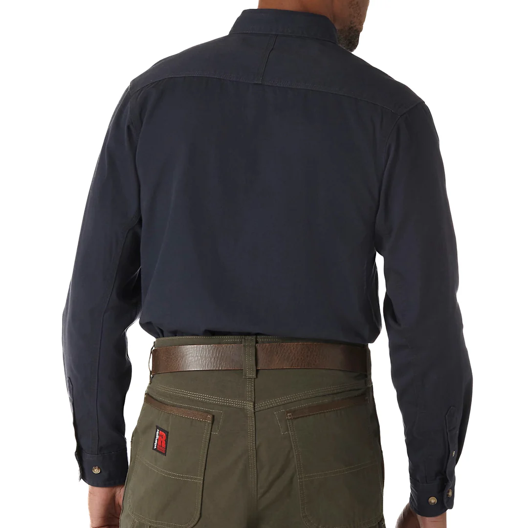 Мужская рубашка Wrangler RIGGS Workwear из однотонной саржи на пуговицах.