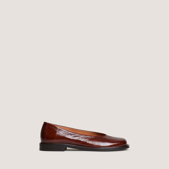 Ballerines à petits talons et bouts rondsen cuir brillant marron | DAURELIA