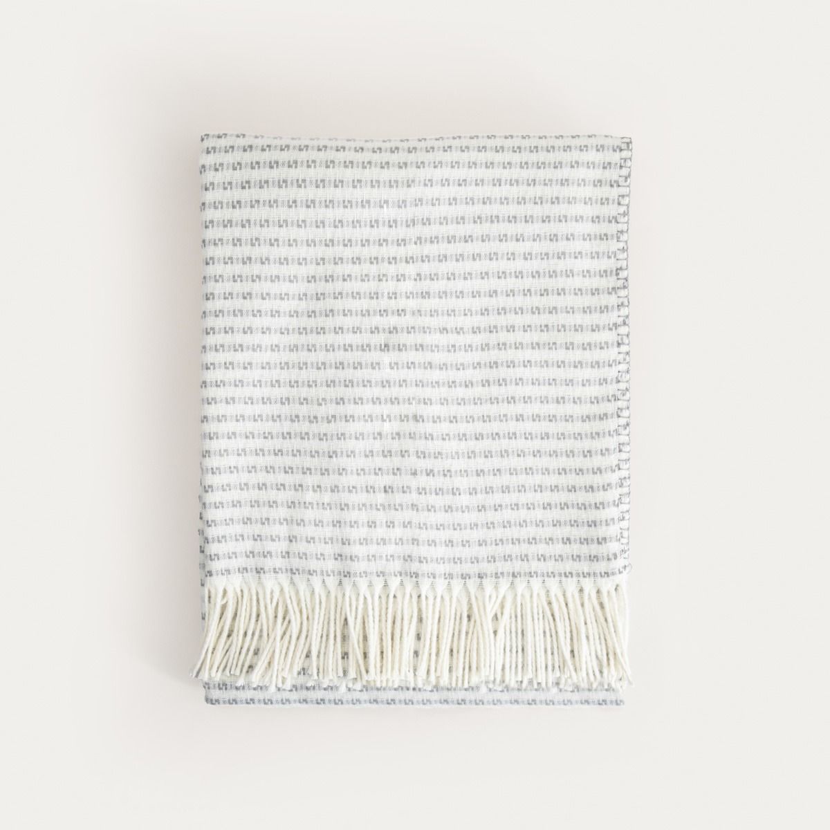 Koc SORBO z frędzlami i strukturalnym szarym wzorem 150x200cm