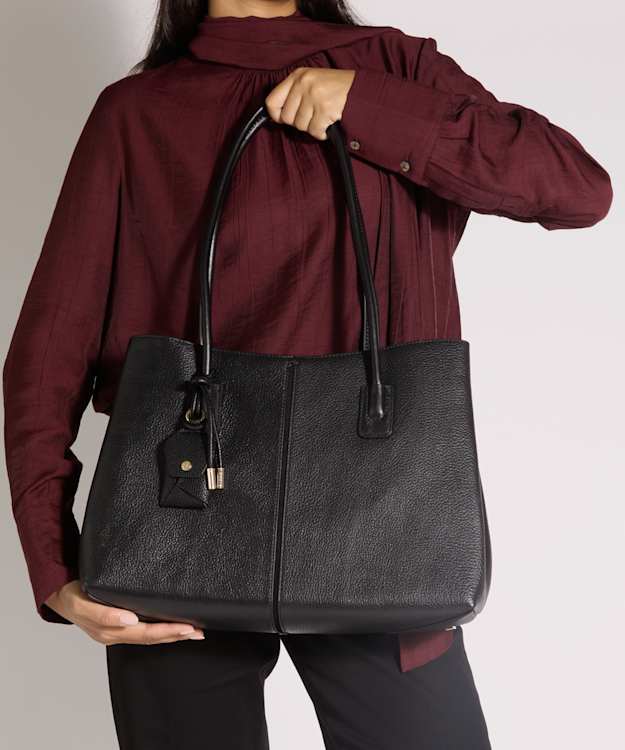 Deserving L Black - Leather Shoulder Bag