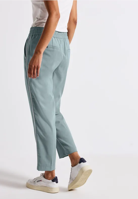 Hose mit Gallonstreifen