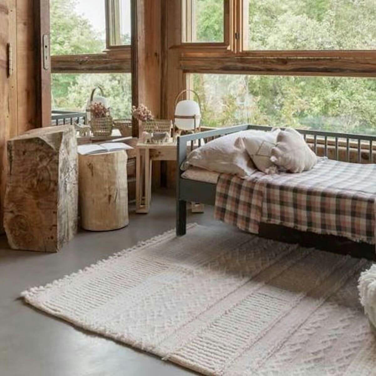 PINK NOSE SHEEP - Tapis lavable en laine blanc et rose 140 x 200