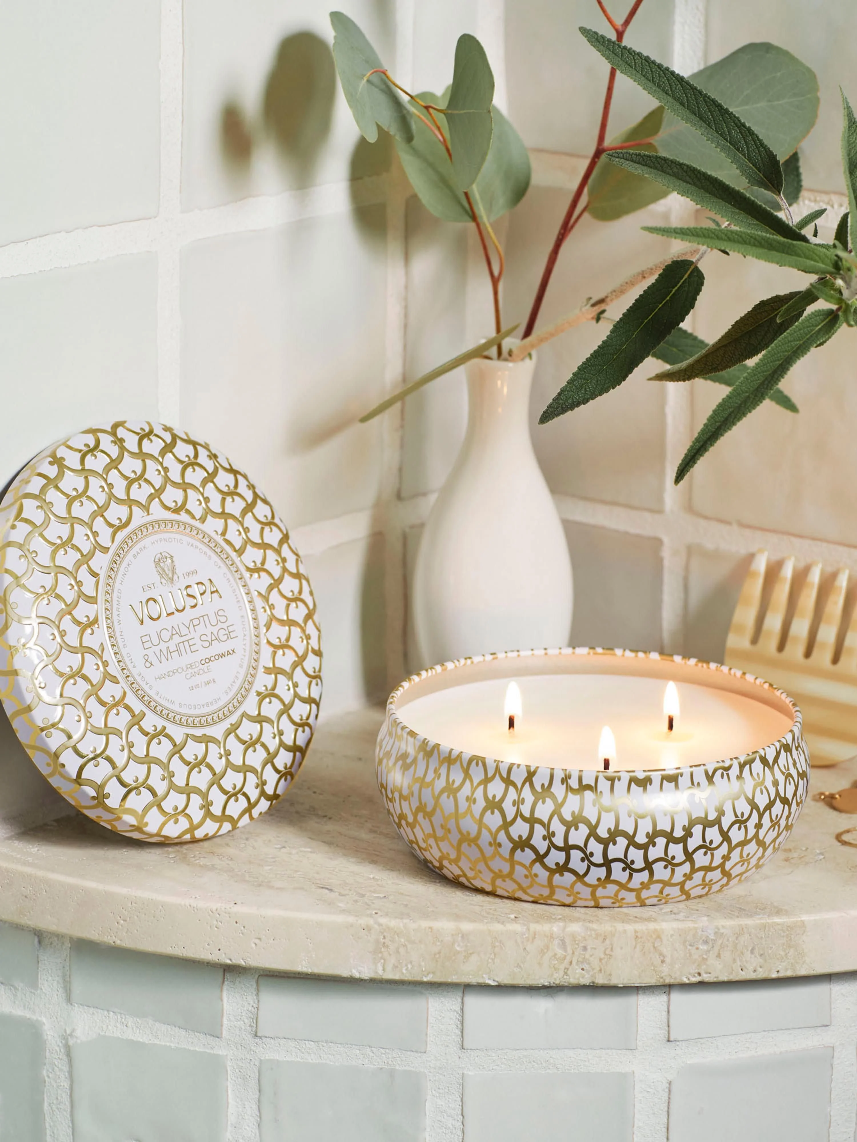 Handgefertigte Dreidocht-Duftkerze Maison Blanc (Eukalyptus, Kardamom, Salbei & Hinoki Rinde)