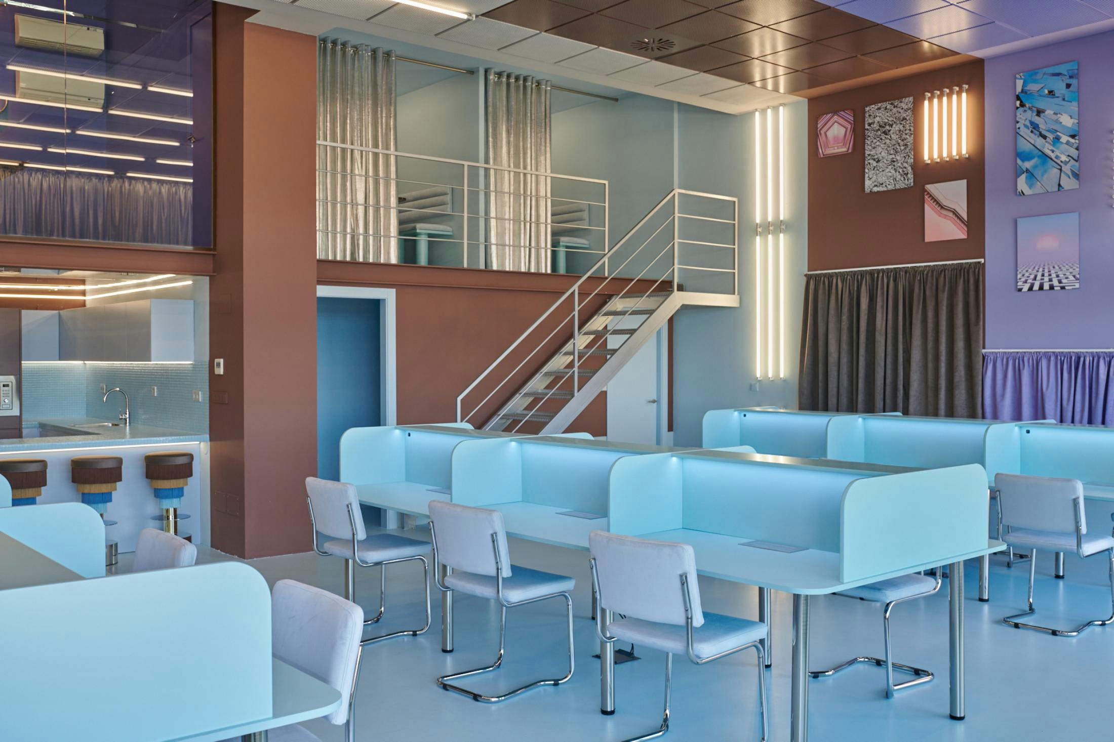 BERTHA - Chaise finition chromé ,en acier, hêtre et tapissé en velours bleu.