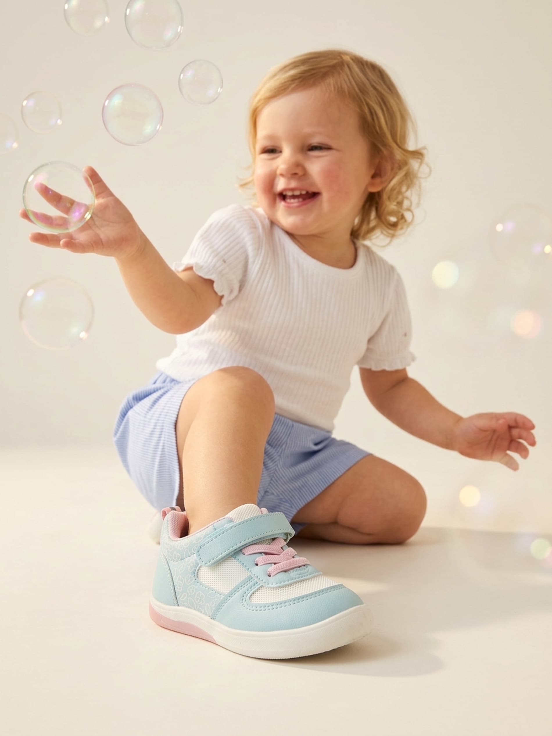 Sneakersy ze świecącą podeszwą LED i skórzaną wkładką